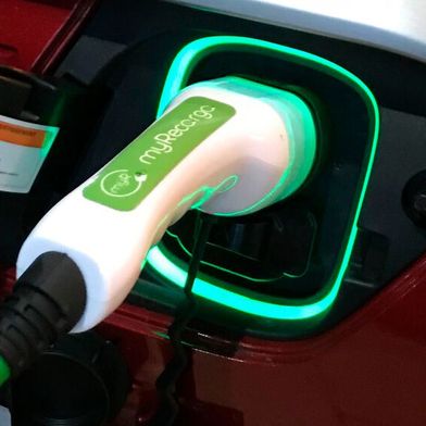 Elektroautos sind noch bis Jahresende von der Kfz-Steuer befreut. Der Bundesfinanzminister will diese Förderung nun fortschreiben. (Bild: Seyerlein – VCG)