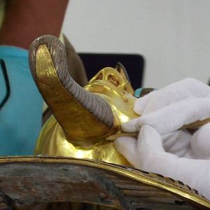 Die Anforderungen waren hoch: Der Klebstoff musste rückstandsfrei zu entfernen sein, den hohen Temperaturen in Ägypten und möglichen Erschütterungen beim Transport standhalten.