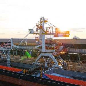 Schiffsbelader sorgen im Hafen für eine schnelle und zuverlässige Beladung der Schiffe mit dem Schüttgut – etwa Harnstoffdünger.(Bild:  Beumer Group)