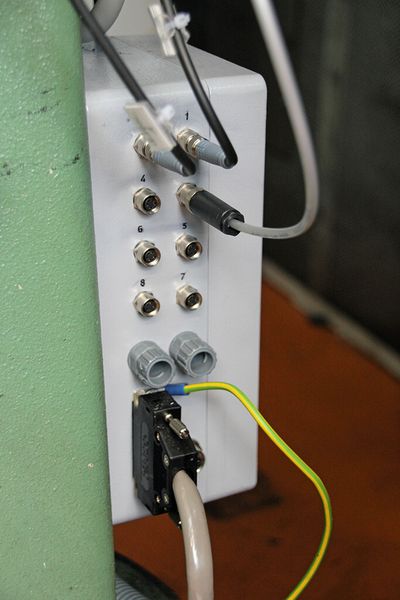 Das ist sie – die Kombi-Box von Schwer + Kopka. So lassen sich mit den Kraft-/Körperschallsensoren und den Wirbelstromsensoren zwei unterschiedliche Messsysteme mit nur einem Gerät überwachen. Es wurde eine Hybridlösung gefunden, mit der sich die älteren Wirbelstromsensoren bis zur Ausmusterung weiterbenutzen lassen. (Bild: Kuhn)