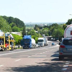 Vorübergehend ist die Einfuhr von Gebrauchtwagen zoll- und steuerbefreit. Das macht Gebrauchtwagen in der Ukraine um 30 Prozent günstiger. (Bild:  Łukasz Solski)