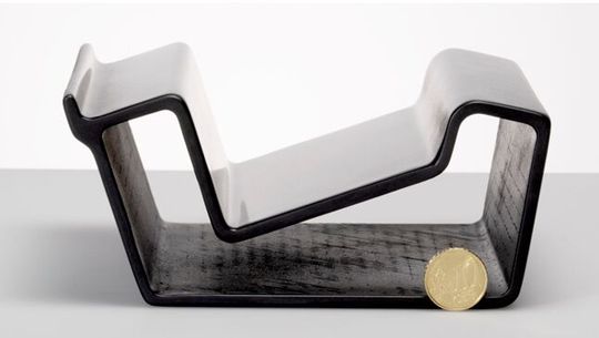 Hier sieht man einen Querschnitt durch ein CFK-Profil mit viel Leichtbaueffekt. Eingesetzt wird es als Längsträger der Unterflurverkleidung im Highspeed-Zug Cetrovo, um Gewicht und Antriebsenergie zu sparen. Bei der Herstellung spielt das Composite-Know-how von Karl Mayer eine wichtige Rolle ...(Bild:  CG Rail)