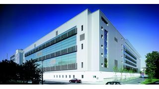 Fast Track beschleunigt den Bau von Pharmaproduktionen. Das Bild zeigt die Außenansicht der als Fast Tack-Projekt abgewickelten Impfstoffproduktion der Sächsischen Serumwerk Dresden, einem Zweig von SmithKline Beecham Pharma.  (Bild: GSK)