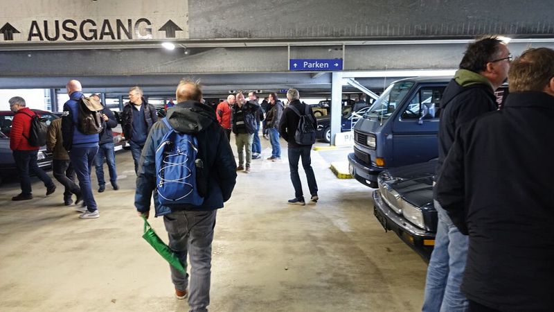 Gut besucht war auch das Messeparkhaus. Hier konnten private Anbieter ihre Young- und Oldtimer feilbieten. (Bild: Dominsky –  »kfz-betrieb«)