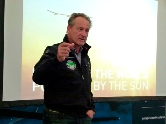 André Borschberg persönlich erläutert das faszinierende Projekt Solar Impulse 2 (Si2). (D.Quitter, konstruktionspraxis)