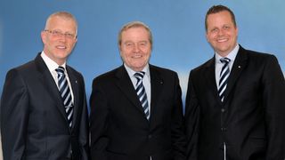 v.l. Joachim Ramrath, Geschäftsführer der Böhnke + Partner Steuerungssysteme, mit Dipl.-Ing. Heinz Schmersal und Dipl.-Wirt. Ing. Philip Schmersal. (Schmersal)