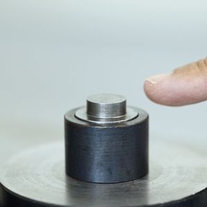 Der Nietprozess beim Radialnieten im Kaltumformverfahren. Der Nietstempel macht eine Rosettenbahn (hypozykloidale Bahn) um die Nietachse und führt hydraulisch gesteuert eine axiale Vorschubbewegung aus. (Bild:  Matthias Böhm)