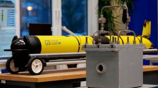 Das ist der Prototyp des Energiesystems, das sogenannten Ozeangleitern (einer ist im Hintergrund zu sehen) die Energieversorgung erleichtern soll.  (Bild: Hereon / S. Niemann)