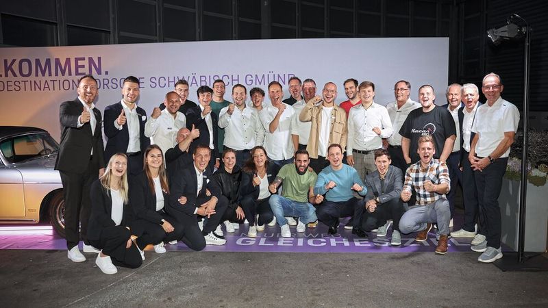 Das Team des Porsche-Zentrums Schwäbisch Gmünd feierte die Eröffnung. Es hatte während des Umbaus den laufenden Geschäftsbetrieb in Bürocontainern aufrecht erhalten. (Bild: Hahn-Gruppe)