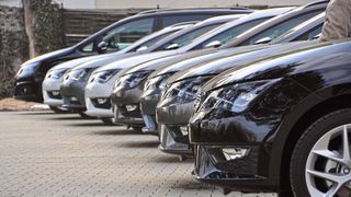 Das Neuwagengeschäft wird 2021 nicht unbedingt leichter. Vor allem im ersten Halbjahr wird es holprig laufen, erwartet die Marktforschung PWC. (Bild: Grimm/»kfz-betrieb«)