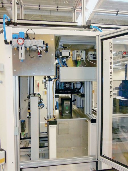 Der Lasermarkierer und das QR-Code-Lesegerät sind in eine Montagezelle integriert und in den automatisierten Produktionsprozess der Turbolader eingebunden. (Bild: Keyence)