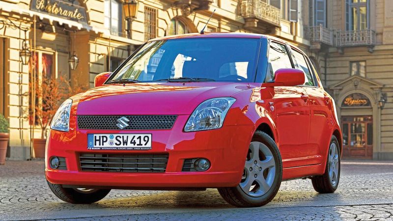 Bei seiner Deutschlandpremiere auf der AMI in Leipzig sorgt der Swift für Zustimmung bei Fachpresse und Publikum. Die dritte Generation des Swift macht sich auf, jüngere und Lifestyle-orientierte Käuferschichten zu erobern. Sie ist die erste Baureihe einer Serie strategischer Weltmodelle, die später mit dem Grand Vitara, dem SX4, dem Splash und dem Alto fortgesetzt wird.  (Bild: Suzuki)