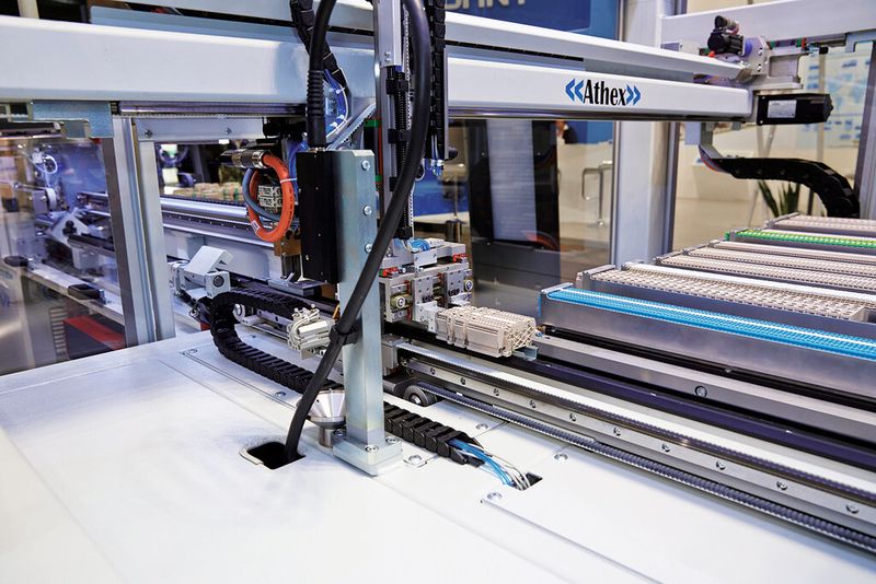 Dieser Klemmenbestückungsautomat kann schon heute die passende Klemme aus dem Magazin nehmen und sie an der richtigen Stelle auf die Hutschiene aufrasten. (Bild: Kiesling)