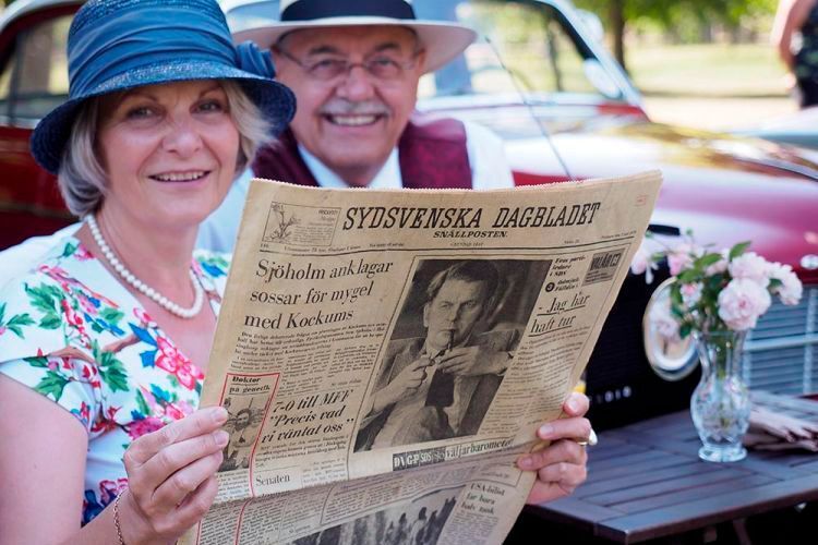 Das Tüpfelchen auf dem i: die zu Fahrzeug und damit zur Epoche passende zeitgenössische Zeitung. (Georg Kludsky/www.kludsky.com)