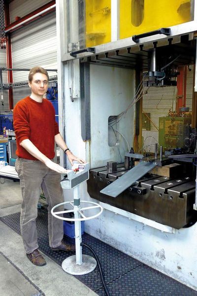 Dipl.-Ing. Dominic Gruß, Projektingenieur am IPH, ist für den ersten Forschungsauftrag verantwortlich: „Ziel der Untersuchung ist die Entwicklung einer Technik, mit der metallische Bolzen über das Lichtbogenschweißen werkzeugintegriert auf Blechteile aufgebracht werden können.“ (Archiv: Vogel Business Media)