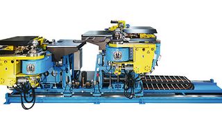 Bild 1: Für Rohrleitungen in Krafwerken müssen auch hochfeste Werkstoffe mit engen Radien gebogen werden, was die Maschine CNC 100 DB Twin von Schwarze-Robitec schafft. (Bild: Schwarze-Robitec)