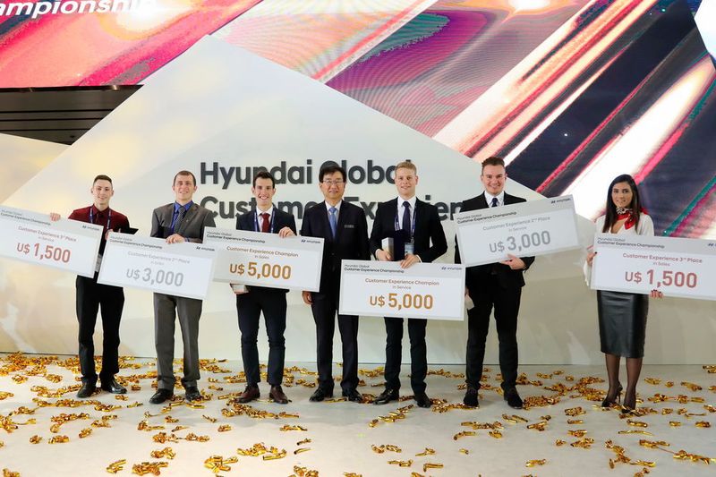 Florian Ziegler von ATB Autotechnik  in Bamberg/Schweinfurt (2. v.re.) schaffte es als Zweitplatzierter aufs Treppchen im Bereich Service bei Hyundai Weltmeisterschaft für Service- und Verkaufsberater. (Hyundai)