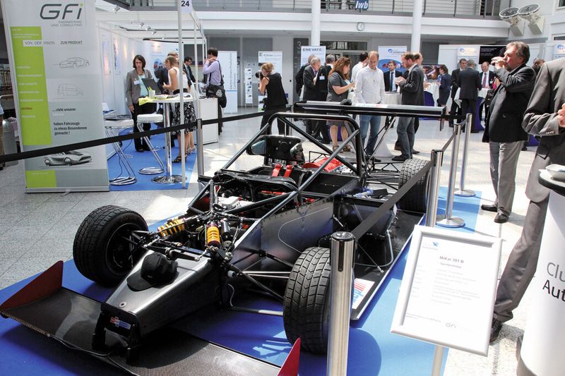 Der Cluster-Kongress gab Einblick in die Tätigkeit der 19 Cluster. Die begleitende Ausstellung wartete mit faszinierenden Exponaten auf wie diesem Carbonrennwagen. (Bild: Schreier)