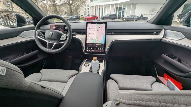 Vor allem mit hellem Interieur wirkt der EX90 edel. Neben Leder hat Volvo auch klassische Bedienelemente aus dem Innenraum verbannt. Sämtliche Funktionen werden über einen 14,5 Zoll großen Touchscreen im Tablet-Stil gesteuert. Gleichwohl gibt es nach wie vor ein 8 Zoll großes Fahrerinformationsdisplay über dem Lenkrad. Zu den Ausstattungshighlights des Testwagens, der gut 112.000 Euro kostet, zählen das Bowers-&-Wilkins-Audiosystem mit 1.610 Watt Leistung, 3D-Sound und 25 Lautsprechern – unter anderem in den Kopfstützen –, eine Vierzonen-Klimaautomatik, eine elektrische Standheizung mit Timer-Funktion sowie ein feststehendes Panorama-Glasdach.  (Bild: Mauritz – VCG)