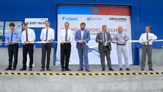 Kabelschlepp feiert die Neueröffnung des vergrößerten Standorts in Nové Zámky, Slowakei: (v.l.) Wiel Kroonen, Geschäftsführer Mayfran Europe, Michael Diebel, Vice President Conveyor and Protection Systems bei Kabelschlepp, Dušan Strašík, Geschäftsführer Kabelschlepp Systemtechnik, Otokar Klein, Bürgermeister von Nové Zámky, Milan Masarik, Deutsch-Slowakische IHK, Masatoshi Okada, Director, CEO & President of Tsubaki Mayfran Inc. und Executive Officer Tsubakimoto Chain Co. (Kabelschlepp)