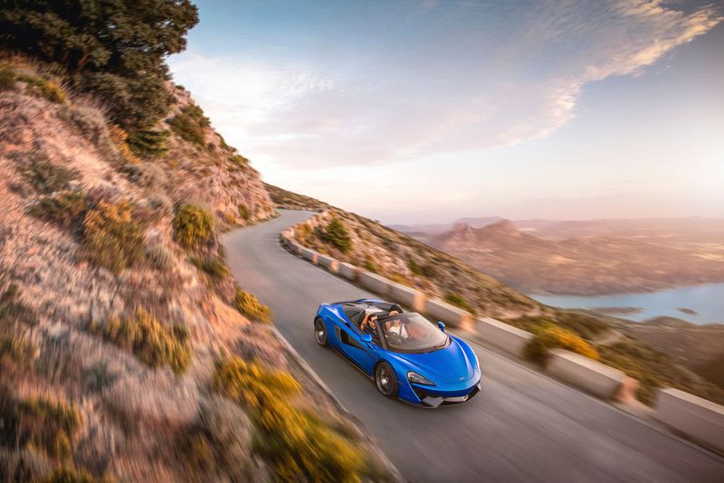 Mit offenem Verdeck sind 315 km/h Spitze. Geschlossen sogar 328 km/h. (McLaren Automotive)