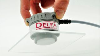 Packt mit Fingerspitzengefühl zu! Das ist eine auf dünnen Folien basierende Sensorneuheit von Delfa Systems. Sie kann als günstige Alternative zu DMS-Systemen angesehen werden und verleiht Maschinen und Robotern ganz neue Fähigkeiten. Mehr dazu hier im Beitrag... (Bild: Delfa Systems)