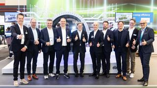 Treffen des Top-Managements von EBM-Papst und Siemens Digital Industry auf der Hannover Messe 2024. (Bild: Michael Heck für ebm-papst)