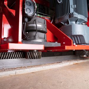 Der formschlüssige Fahrantrieb (oben und unten) des Performance-RBG von Gilgen reduziert Mastschwingungen und verhindert ein Durchrutschen der Antriebsräder. Das erlaube höchste Beschleunigungs- und Geschwindigkeitswerte. (Bild:  Gilgen Logistics)