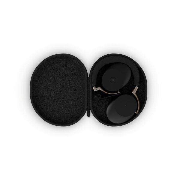 Das Over-Ear-Headset Jabra Evolve3 85 lässt sich kompakt in einer handlichen Tasche verstauen. (Bild: Jabra)