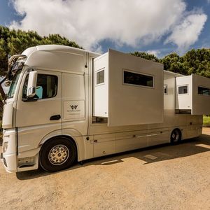 Die beiden Erker fahren auf Knopfdruck aus und schaffen Platz im Innenraum.(Bild:  Magellano)