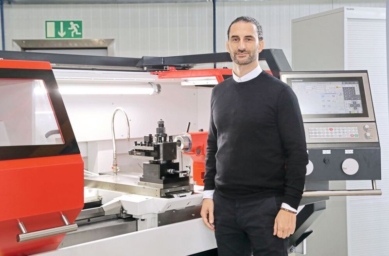 Alessandro Catalano, Geschäftsführer der Catalano Werkzeugmaschinen AG: «Für uns ist das Thema Ersatzteile ein wichtiges Kriterium bei der Zusammenarbeit mit unseren Partnern gewesen. Ausserdem unterhalten wir ein sehr grosses Ersatzteillager. Da wir uns zusätzlich auf bestimmte Maschinentypen mit durchdachten Maschinenkonzepten konzentriert haben, können wir die wichtigsten Ersatzteile ab Reiden beliefern und garantieren somit sehr kurze Lieferzeiten.» (Bild: Anne Richter, SMM)