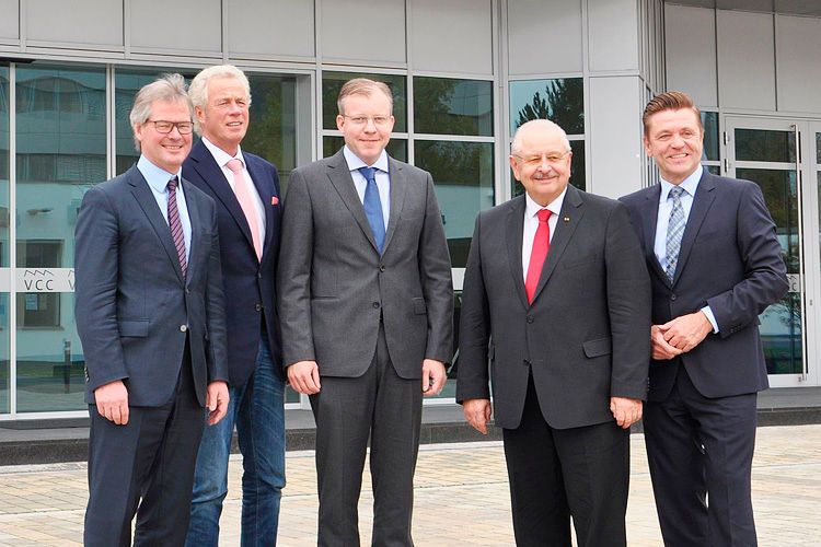 Partnerschaftlich verbunden: (v.li.) Stefan Rühling (Vorsitzender der Geschäftsführung Vogel Business Media), Ulrich Fromme (ZDK-Vizepräsident), Florian Fischer (Geschäftsführer Vogel Business Media), Jürgen Karpinski (ZDK-Präsident) und Wilhelm Hülsdonk (ZDK-Vizepräsident).  (Foto: Seyerlein)