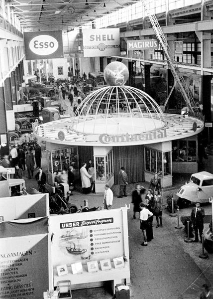 Pumpen, Seilwinden, Autoreifen, Lkw, Kleintransporter, Schmieröl und Benzin:  Das Angebot der 1. Exportmesse war klein, aber vielseitig.  (Deutsche Messe)