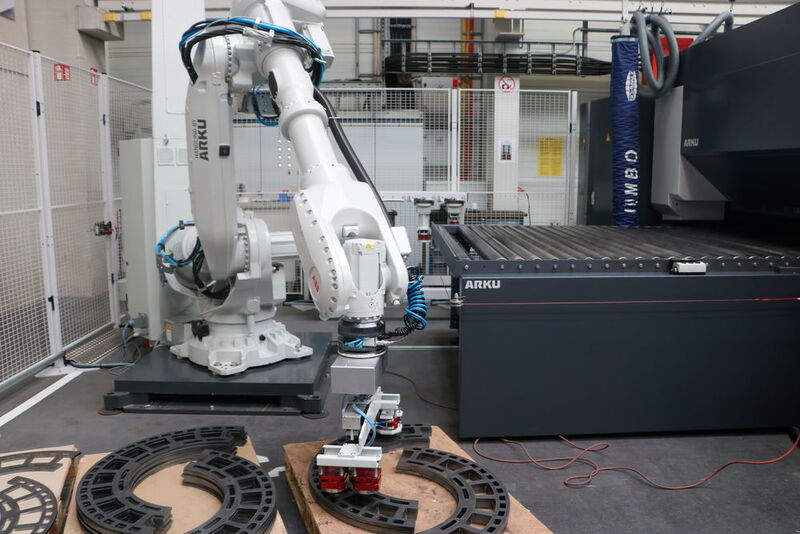 Das Robotersystem kann nach dem Richten die Teile selbst nach i.O.-Teilen und n.i.O.-Teilen unterschiedlich ablegen. (Itasse)