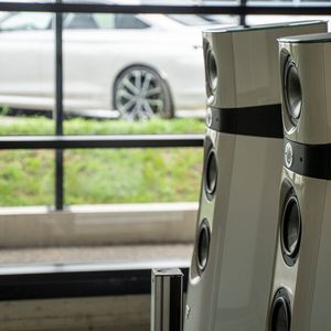 Die Standlautsprecher können schon einmal 250.000 Euro pro Paar kosten.  (Bild:  DS Automobiles)