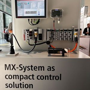 Schaltschranklose Automatisierung mit Beckhoff: Das «MX-System» von Beckhoff ermöglicht erstmals vollständig schaltschranklose Automatisierungslösungen im Maschinen- und Anlagenbau. Das modulare Baukastensystem aus MX-System-Baseplate und Funktionsmodulen vereint alle Aufgaben eines klassischen Schaltschranks – von der Energieverteilung bis zur Ansteuerung von Motoren und Aktuatoren – frei konfigurierbar über IPC-, Koppler-, I/O-, Drive-, Relais- und System-Module.(Bild:  Jeremy Streiff)