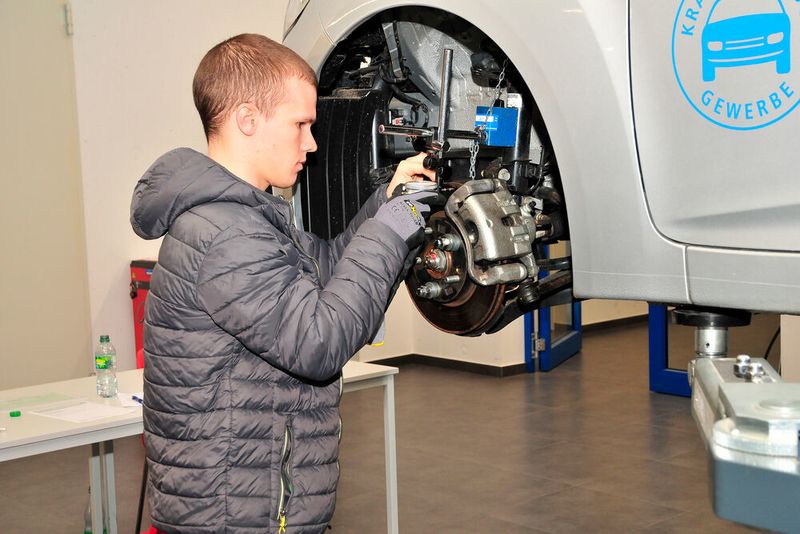 Jonas Müller aus Hessen, hier beim Vermessen einer Bremsscheibe. (Schmidt/autoFACHMANN)
