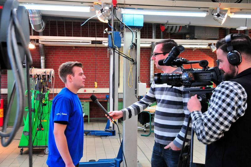 In der Mittagspause gaben einige Teilnehmer den beiden angereisten Fernsehteams  kurze Interviews. Hier spricht Simon Kazimirowicz mit TV-Mittelrhein. Auch der SWR berichtete über den Wettbewerb. (Schmidt/»kfz-betrieb«)
