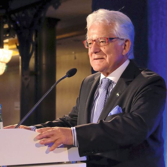 Für sein langjähriges Engagement erhielt Harry Brambach die ZDK-Ehrennadel in Gold.(Bild:  Zietz/»kfz-betrieb«)