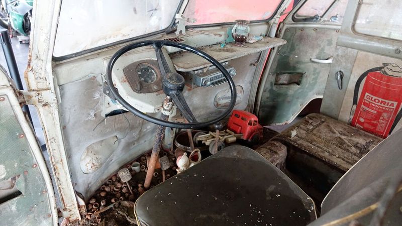 Ein Armaturenbrett, wie man es kennt und wie es auch spätere T1-Modelle besitzen, gab es 1950 noch nicht. Ein Tacho bis 80 km/h, drei Kontrolllampen und eineinhalb Schalter mussten seinerzeit genügen. Einen Blinker gab es auch noch nicht. Zwei „Winker“ in den B-Säulen mussten reichen. Die Warzen-Blinkleuchten an der Front und die kombinierten Blink-/Brems-Rückleuchten am Heck ließ Herr Braun irgendwann in den 60ern nachrüsten. (Bild: Dominsky – VCG)