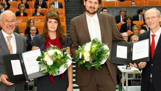 Feierstunde in der TU Dortmund (v.l.): Prof. Sebastian Engell, Dekan der Fakultät Bio- und Chemieingenieurwesen der TU Dortmund, mit den ausgezeichneten Absolventen Dipl.-Ing. Linda Lange und Dipl.-Ing. Martin Dirks sowie Dr. Günter Bachlechner, BTS-Leiter Technology Development. (Bild: Bayer Technology Services)