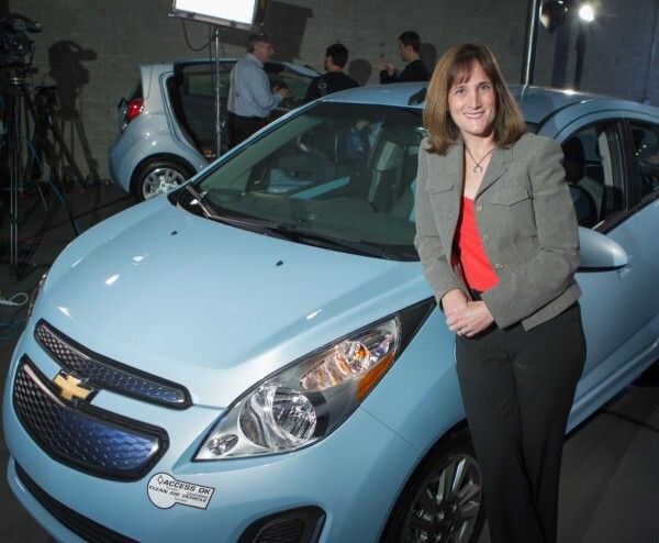 Chevrolet Marketing Director Small Cars Cristi Landy with the 2014 Chevrolet Spark EV Tuesday, November 27, 2012 at a Chevrolet event on the eve of the Los Angeles International Auto Show in Los Angeles, California (Bild: Chevrolet)