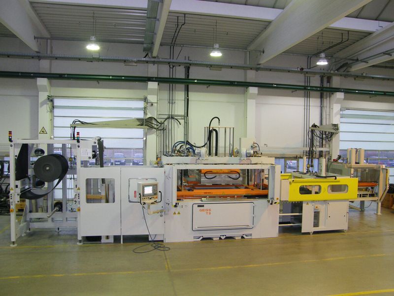 Die erste Twin-Sheet-Thermoformmaschine, die kurz vor der Auslieferung steht, fertigt im 70-Sekunden-Takt acht Komponten für ein Kfz-Luftkanalsystem aus leichter PE-Schaumfolie. (Bild: Geiss)