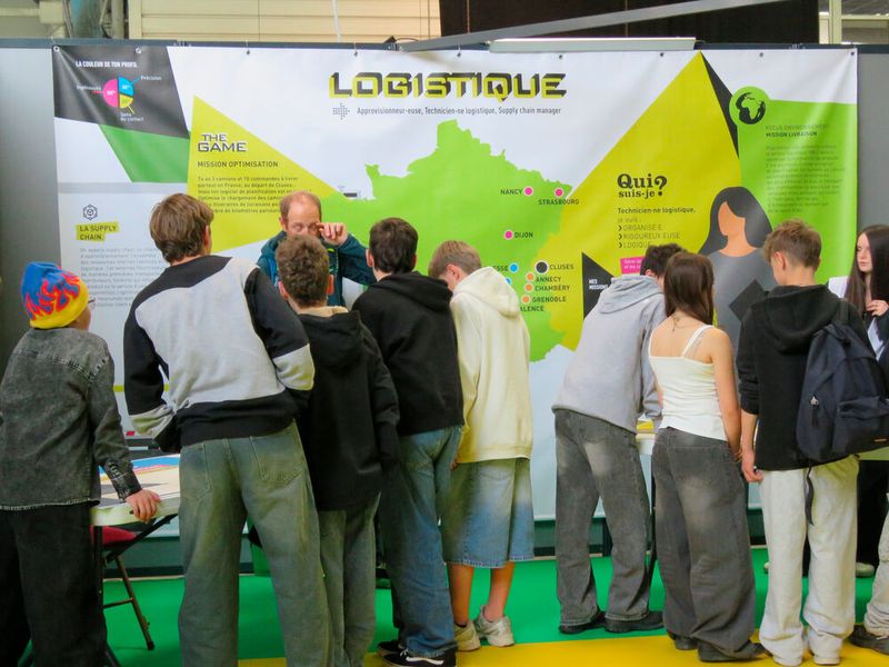 Dès le lundi, les visites des étudiants ont commencé par la découverte des métiers du décolletage et de l’usinage de précision grâce à l’espace SMILE, organisé par le SN Dec.  (Source : simodec@rochexpo.com)