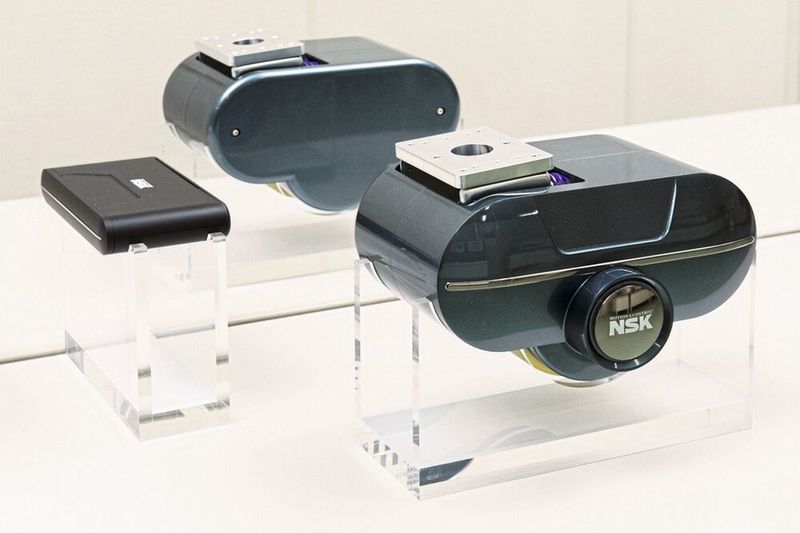 NSK hat ein Antriebssystem für mobile Roboter oder Fahrerlose Transportfahrzeuge (FTF) für Lasten bis zu 100 kg entwickelt, das sich durch minimierte Geräuschentwicklung auszeichnet. (NSK)