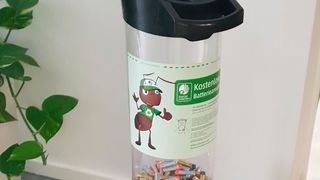 In der Rücknahmeröhre von Ecobat sind alte Haushaltsbatterien gut aufgehoben, für ihre ordnungsgemäße Verwertung wird gesorgt. (Ecobat)