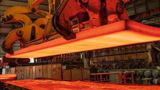 Solche schweren Lasten an Vertikalachsen sind ein Sicherheitsrisiko. Neue Servoumrichter stellen Sicherheitsfunktionen zur Verfügung, die die Bremsen zuverlässig überwachen. (© StudioLaMagica - Fotolia.com)