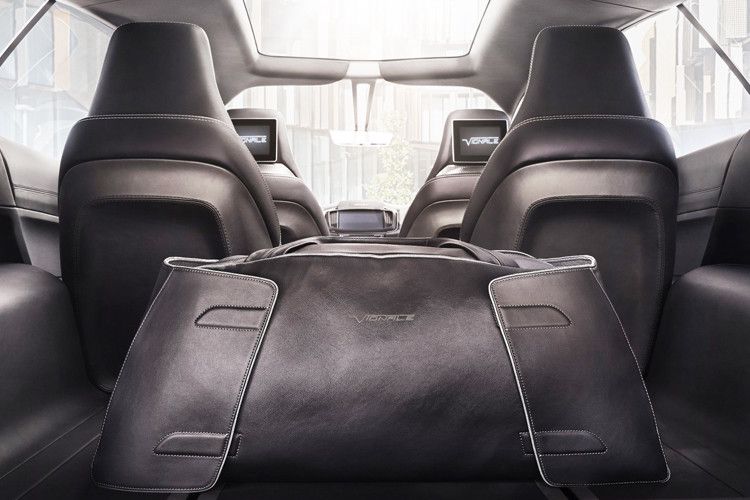 Alu- und Chrom-Applikationen schimmern, die Ledersitze greifen das sechseckige Vignale-Motiv aus dem Frontgrill auf. (Foto: Ford)