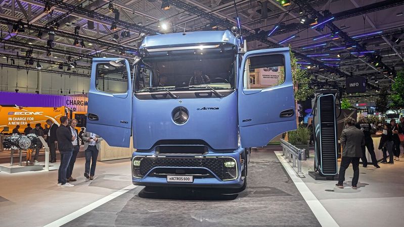 Ab November stellt Daimler Truck den E-Actros 600 her. Er soll mit einer Akkuladung bis zu 500 Kilometer fahren.(Bild:  Simon / VCG)