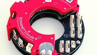 Kreisrund und mit großen Hohlwellen-Durchmessern ist die Circulo-Serice auf voll-integrierte Achsen ausgerichtet. (Synapticon)